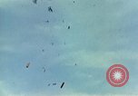Immagine di Il Viet Cong capanne bombardato Soc Trang Vietnam, 1965, secondo 22 filmato di repertorio 65675054882
