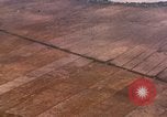 Standbild Bombardierung von Viet Cong Hütten Soc Trang Vietnam, 1965, aus Sekunde 3 historischem Filmmaterial Videoclip 65675054883