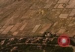 Standbild Bombardierung von Viet Cong Hütten Soc Trang Vietnam, 1965, aus Sekunde 11 historischem Filmmaterial Videoclip 65675054883