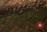 Standbild Bombardierung von Viet Cong Hütten Soc Trang Vietnam, 1965, aus Sekunde 14 historischem Filmmaterial Videoclip 65675054883