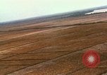 Standbild Bombardierung von Viet Cong Hütten Soc Trang Vietnam, 1965, aus Sekunde 18 historischem Filmmaterial Videoclip 65675054883