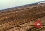 Standbild Bombardierung von Viet Cong Hütten Soc Trang Vietnam, 1965, aus Sekunde 20 historischem Filmmaterial Videoclip 65675054883