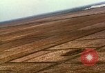 Standbild Bombardierung von Viet Cong Hütten Soc Trang Vietnam, 1965, aus Sekunde 21 historischem Filmmaterial Videoclip 65675054883