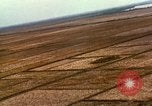 Standbild Bombardierung von Viet Cong Hütten Soc Trang Vietnam, 1965, aus Sekunde 22 historischem Filmmaterial Videoclip 65675054883