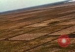 Standbild Bombardierung von Viet Cong Hütten Soc Trang Vietnam, 1965, aus Sekunde 23 historischem Filmmaterial Videoclip 65675054883