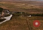 Standbild Bombardierung von Viet Cong Hütten Soc Trang Vietnam, 1965, aus Sekunde 28 historischem Filmmaterial Videoclip 65675054883