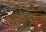 Standbild Bombardierung von Viet Cong Hütten Soc Trang Vietnam, 1965, aus Sekunde 29 historischem Filmmaterial Videoclip 65675054883