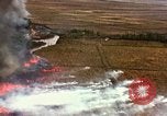 Standbild Bombardierung von Viet Cong Hütten Soc Trang Vietnam, 1965, aus Sekunde 30 historischem Filmmaterial Videoclip 65675054883