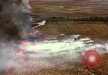 Standbild Bombardierung von Viet Cong Hütten Soc Trang Vietnam, 1965, aus Sekunde 31 historischem Filmmaterial Videoclip 65675054883