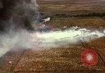 Standbild Bombardierung von Viet Cong Hütten Soc Trang Vietnam, 1965, aus Sekunde 32 historischem Filmmaterial Videoclip 65675054883
