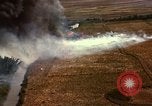 Standbild Bombardierung von Viet Cong Hütten Soc Trang Vietnam, 1965, aus Sekunde 33 historischem Filmmaterial Videoclip 65675054883