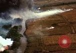 Standbild Bombardierung von Viet Cong Hütten Soc Trang Vietnam, 1965, aus Sekunde 35 historischem Filmmaterial Videoclip 65675054883