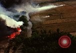 Standbild Bombardierung von Viet Cong Hütten Soc Trang Vietnam, 1965, aus Sekunde 37 historischem Filmmaterial Videoclip 65675054883