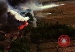 Standbild Bombardierung von Viet Cong Hütten Soc Trang Vietnam, 1965, aus Sekunde 38 historischem Filmmaterial Videoclip 65675054883