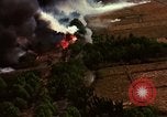 Standbild Bombardierung von Viet Cong Hütten Soc Trang Vietnam, 1965, aus Sekunde 39 historischem Filmmaterial Videoclip 65675054883