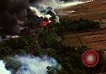 Standbild Bombardierung von Viet Cong Hütten Soc Trang Vietnam, 1965, aus Sekunde 40 historischem Filmmaterial Videoclip 65675054883