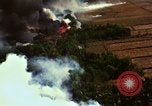 Standbild Bombardierung von Viet Cong Hütten Soc Trang Vietnam, 1965, aus Sekunde 41 historischem Filmmaterial Videoclip 65675054883