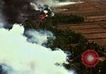 Standbild Bombardierung von Viet Cong Hütten Soc Trang Vietnam, 1965, aus Sekunde 42 historischem Filmmaterial Videoclip 65675054883