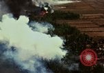 Standbild Bombardierung von Viet Cong Hütten Soc Trang Vietnam, 1965, aus Sekunde 43 historischem Filmmaterial Videoclip 65675054883