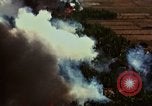 Standbild Bombardierung von Viet Cong Hütten Soc Trang Vietnam, 1965, aus Sekunde 44 historischem Filmmaterial Videoclip 65675054883
