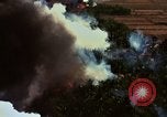 Standbild Bombardierung von Viet Cong Hütten Soc Trang Vietnam, 1965, aus Sekunde 45 historischem Filmmaterial Videoclip 65675054883