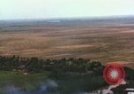 Standbild Bombardierung von Viet Cong Hütten Soc Trang Vietnam, 1965, aus Sekunde 62 historischem Filmmaterial Videoclip 65675054883