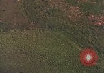 Standbild Viet Cong Hütten bombardiert Soc Trang Vietnam, 1965, aus Sekunde 3 historischem Filmmaterial Videoclip 65675054884