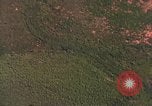 Standbild Viet Cong Hütten bombardiert Soc Trang Vietnam, 1965, aus Sekunde 4 historischem Filmmaterial Videoclip 65675054884