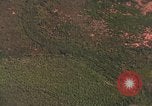 Standbild Viet Cong Hütten bombardiert Soc Trang Vietnam, 1965, aus Sekunde 5 historischem Filmmaterial Videoclip 65675054884
