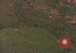 Standbild Viet Cong Hütten bombardiert Soc Trang Vietnam, 1965, aus Sekunde 6 historischem Filmmaterial Videoclip 65675054884
