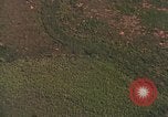 Standbild Viet Cong Hütten bombardiert Soc Trang Vietnam, 1965, aus Sekunde 7 historischem Filmmaterial Videoclip 65675054884