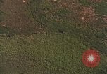 Standbild Viet Cong Hütten bombardiert Soc Trang Vietnam, 1965, aus Sekunde 8 historischem Filmmaterial Videoclip 65675054884
