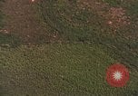 Standbild Viet Cong Hütten bombardiert Soc Trang Vietnam, 1965, aus Sekunde 9 historischem Filmmaterial Videoclip 65675054884