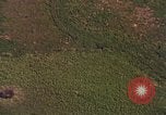 Standbild Viet Cong Hütten bombardiert Soc Trang Vietnam, 1965, aus Sekunde 10 historischem Filmmaterial Videoclip 65675054884