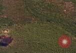 Standbild Viet Cong Hütten bombardiert Soc Trang Vietnam, 1965, aus Sekunde 11 historischem Filmmaterial Videoclip 65675054884