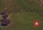 Standbild Viet Cong Hütten bombardiert Soc Trang Vietnam, 1965, aus Sekunde 12 historischem Filmmaterial Videoclip 65675054884
