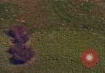 Standbild Viet Cong Hütten bombardiert Soc Trang Vietnam, 1965, aus Sekunde 13 historischem Filmmaterial Videoclip 65675054884