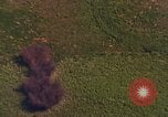 Standbild Viet Cong Hütten bombardiert Soc Trang Vietnam, 1965, aus Sekunde 14 historischem Filmmaterial Videoclip 65675054884