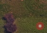 Standbild Viet Cong Hütten bombardiert Soc Trang Vietnam, 1965, aus Sekunde 15 historischem Filmmaterial Videoclip 65675054884
