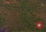 Standbild Viet Cong Hütten bombardiert Soc Trang Vietnam, 1965, aus Sekunde 17 historischem Filmmaterial Videoclip 65675054884