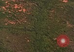 Standbild Viet Cong Hütten bombardiert Soc Trang Vietnam, 1965, aus Sekunde 18 historischem Filmmaterial Videoclip 65675054884