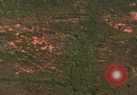 Standbild Viet Cong Hütten bombardiert Soc Trang Vietnam, 1965, aus Sekunde 19 historischem Filmmaterial Videoclip 65675054884