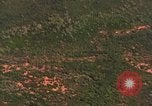 Standbild Viet Cong Hütten bombardiert Soc Trang Vietnam, 1965, aus Sekunde 20 historischem Filmmaterial Videoclip 65675054884