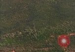 Standbild Viet Cong Hütten bombardiert Soc Trang Vietnam, 1965, aus Sekunde 21 historischem Filmmaterial Videoclip 65675054884