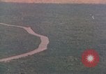 Standbild Viet Cong Hütten bombardiert Soc Trang Vietnam, 1965, aus Sekunde 26 historischem Filmmaterial Videoclip 65675054884