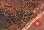 Standbild Viet Cong Hütten bombardiert Vietnam, 1965, aus Sekunde 1 historischem Filmmaterial Videoclip 65675054885