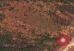 Standbild Viet Cong Hütten bombardiert Vietnam, 1965, aus Sekunde 3 historischem Filmmaterial Videoclip 65675054885