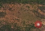 Standbild Viet Cong Hütten bombardiert Vietnam, 1965, aus Sekunde 4 historischem Filmmaterial Videoclip 65675054885