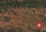 Standbild Viet Cong Hütten bombardiert Vietnam, 1965, aus Sekunde 5 historischem Filmmaterial Videoclip 65675054885