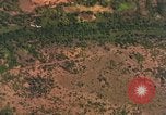 Standbild Viet Cong Hütten bombardiert Vietnam, 1965, aus Sekunde 6 historischem Filmmaterial Videoclip 65675054885